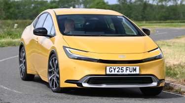 Volkswagen Golf GTE vs Toyota Prius - Prius front cornering